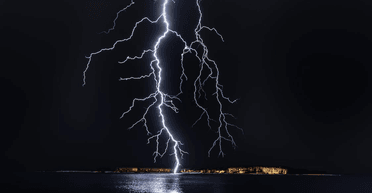 Сам собі викликав швидку: чоловіка двічі за 5 хвилин ударила блискавка (фото)