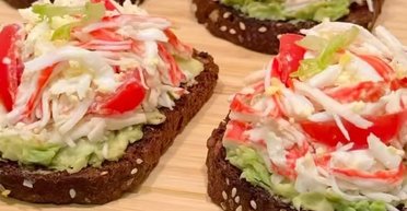 Нашвидкуруч: рецепт смачних і швидких бутербродів із крабовими паличками