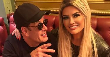 "Надто красива" самотня жінка поскаржилась на подруг, які не запрошують її в гості (фото)