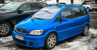 Спорткар для семьи: в Киеве заметили редкий заряженный минивэн Opel (фото)