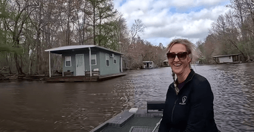 "Зовсім інший світ": подружжя покинуло життя в місті й переїхало в будинок на болоті (відео)