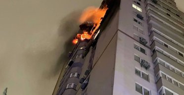 Атака на Київ: із будинку, що палає, вивели понад 100 осіб, мешканців евакуюють (фото, відео)