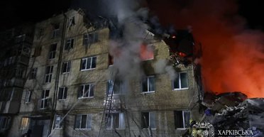 Розбомблений під'їзд, з-під завалів дістають тіла людей: наслідки удару РФ по Харкову (відео)