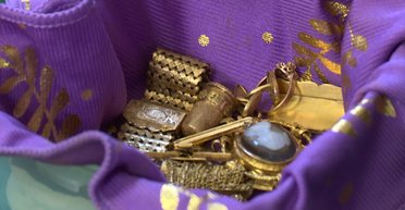 Будівельники знайшли під стіною схованку із золотими скарбами (фото)