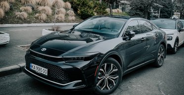 В Украине появился нестандартный седан-кроссовер Toyota с расходом 6,2 л на 100 км (фото)