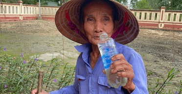 "Після удару блискавки": жінка стверджує, що не їсть понад 50 років і п'є тільки воду (фото)