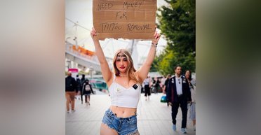 Девушка с татуировкой TRUMP на лбу собирает деньги на ее удаление (фото, видео)