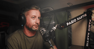 Эфир из бусика: Сергей Жадан создал странствующее радио, которое вещает для бойцов Сил обороны