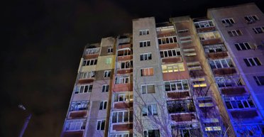 Росіяни влучили у житловий будинок у Чернігові: частина міста залишилась без світла (фото)