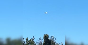 Впервые с начала войны: в небе над Киевом увидели самолет (видео)