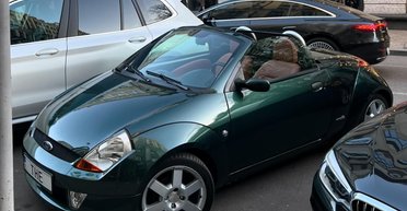 Маленький раритет: в Киеве заметили малоизвестный кабриолет Ford 2000-х (фото)