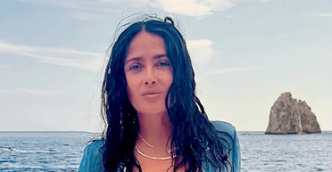 Сальма Хаєк показала купальник для оксамитового сезону (фото)