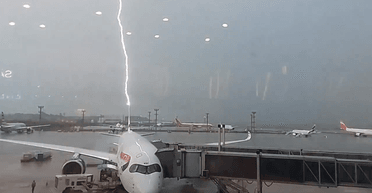 У Бразилії блискавка влучила в літак: пасажир зняв момент на відео