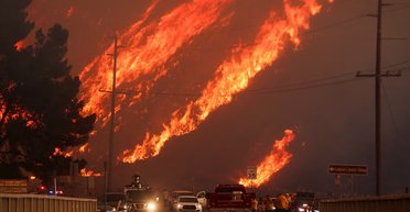 Новый пожар в Лос-Анджелесе может стать "ядерным" (видео)