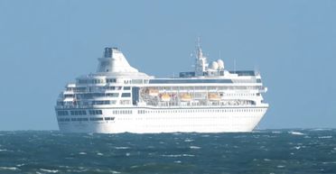 Люди віддали будинки за квитки: кругосвітній круїзний лайнер проплив всього кілька годин (фото)