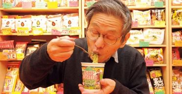 Чоловік щодня протягом 30 років їв лапшу швидкого приготування: що з ним сталося (фото)