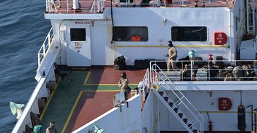 Французский спецназ взял на абордаж теневой танкер РФ (видео)