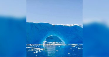 "Как будто огромный ледяной мост": в Антарктике полярники заметили необычный ледник (видео)