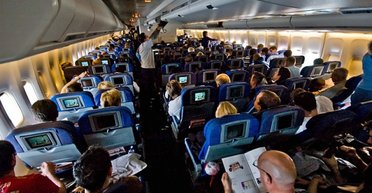 Мучил часами и устроил шоу: мужчина отомстил подростку за хулиганство в самолете