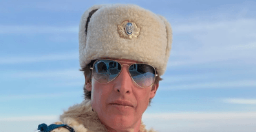 Відомий співак, який зганьбився через шапку з гербом РФ, показався з тризубом (фото)