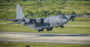 Літаюча батарея в дії: AC-130J ВПС США потопив великий десантний корабель (відео)