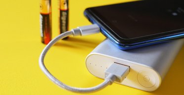 Електрика для смартфонів одним дотиком: в Індії створили новий генератор енергії