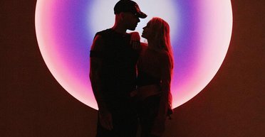 Прощай, Илон Маск: певица Граймс начала встречаться с известным диджеем