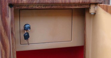 Жінка зламала сейф у старому будинку: вона готувалась побачити усе, але не це (фото)