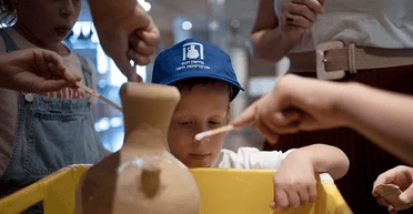 "Слишком любопытный": в Израиле мальчик разбил редкую 3500-летнюю вазу в музее (фото)