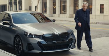 Хиппи, Симпсоны и звезды Голливуда: лучшая автомобильная реклама в Супербоул 2024 (видео)