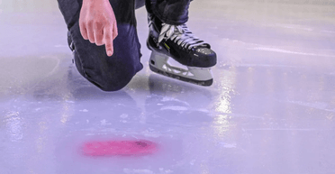 Капсула часу: iPhone застряг під льодом і привернув увагу сотні туристів (відео)