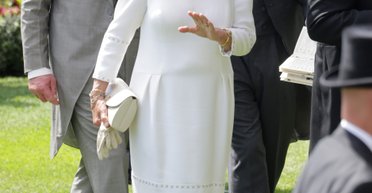 Очень много бриллиантов: самые интересные украшения королевы Камиллы