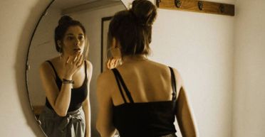 "Это опасно": эксперт объяснила, почему не следует ставить зеркало напротив кровати в спальне