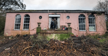 Супруги купили заброшенный дом, не заглянув внутрь: что они нашли (видео)