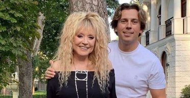 Насилу ходить: невпізнанну Пугачову помітили без чоловіка і дітей (фото)