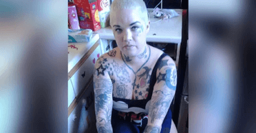 Заборонили приходити на похорон матері: як живе жінка, у якої на тілі 800 тату (фото)