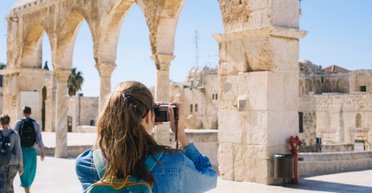 За что штрафуют туристов: странные законы, которые реально работают