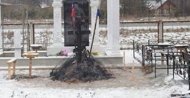 Сожгли венки и порезали флаги: в России разгромили могилы участников войны (фото)