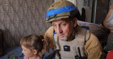 Украинские военные спасли девочку в Судже, которая бегала по минному полю (видео)