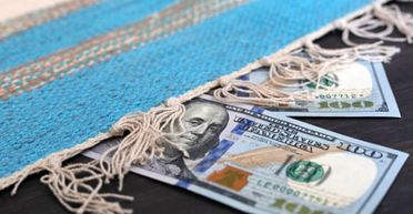 Прибиральниця знайшла під килимом дві купюри: ймовірно, це була пастка (фото)