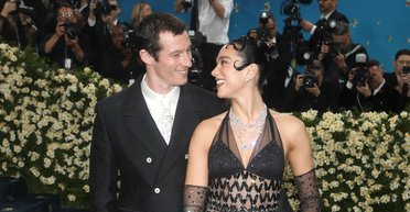 "Хочет стареть вместе": Дуа Липа объявила о помолвке с известным актером