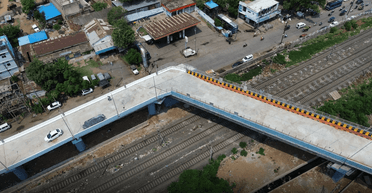 Мост с поворотом на 90 градусов: инженеры из Индии удивили мир нелепой конструкцией (видео)