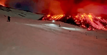 "Катаємося по Марсу": хлопці спустилися схилом поряд з вулканом, що вивергається (відео)