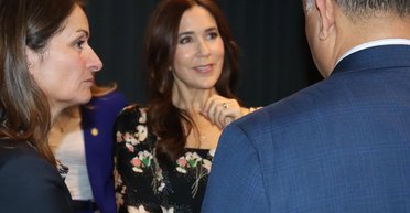 Кронпринцеса Мері показала, з чим поєднувати сукню з квітковим принтом (фото)