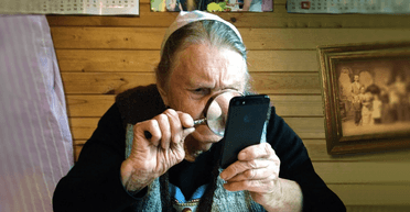 Добридень, я ваша є-Бабуся. Навіщо пенсіонеру безкоштовний смартфон від Зеленського