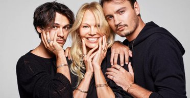 Памела Андерсон разом із дорослими синами знялася в рекламі прикрас (фото, відео)