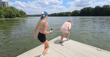 Стрімерка заплатила жінці, яка не вміє плавати, щоб вона стрибнула в озеро (відео)