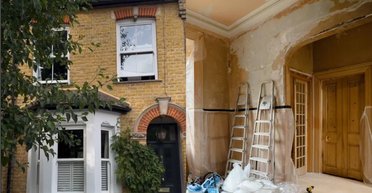 Чоловік купив "найпотворніший будинок на вулиці" і перетворив його на затишне житло (відео)