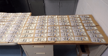 Вдруге за тиждень: працівник ресторану знайшов у туалеті 12 тисяч доларів (відео)