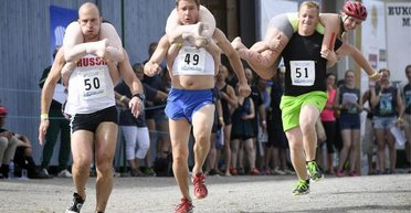 Вязание под хэви-метал, улиточные гонки и ношение жен: топ 10 необычных конкурсов в мире